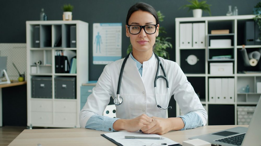 Profissional da saúde em um consultório