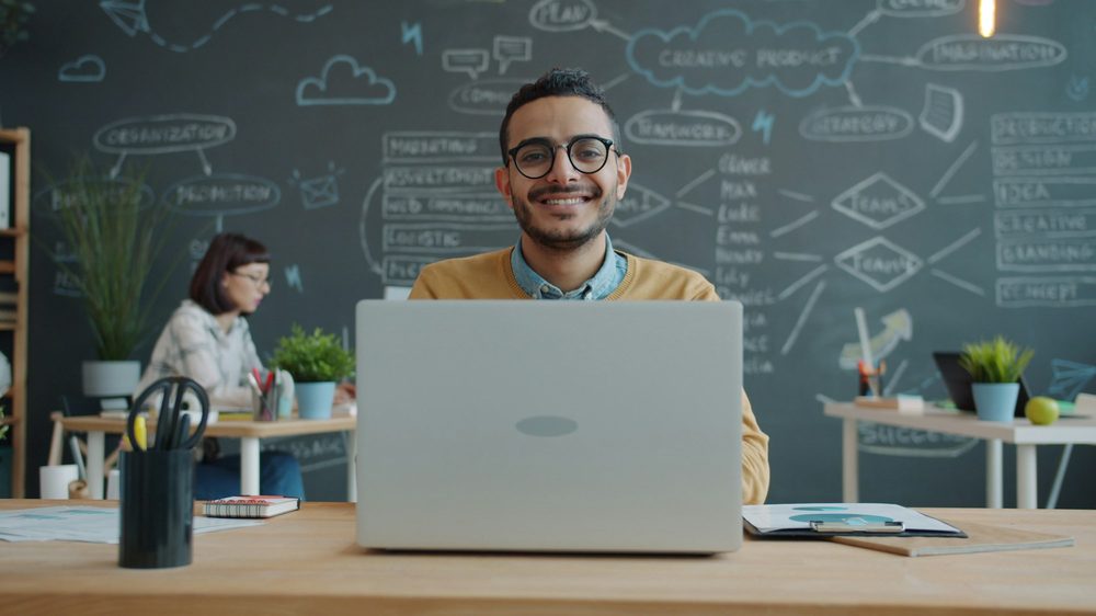 Profissional de tecnologia trabalhando em um notebook